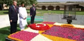 Cumhurbaşkanı Erdoğan, Efsane Lider Gandhi'nin Anıtına Gül Döktü