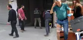 Annesinin Balkona Astığı Çamaşırları Kirleten İşçileri Vurdu!