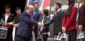 Ünlü Oyuncu Sahneye İki Ayağında İki Farklı Ayakkabı ile Çıktı
