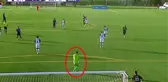 Arkasındaki Futbolcuyu Görmeyen Kaleci, Topu Yere Bırakınca Golü Yedi