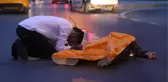 Fatih'te Motosiklet Kazasından Acı Kare: Dakikalarca Elini Tutup Başında Gözyaşı Döktü