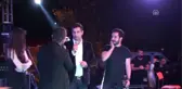 Konser Sahnesinde Sürpriz Evlenme Teklifi