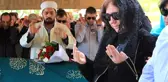 Nazan Öncel, Eşinin Cenazesinde Saf Tutup Cenaze Namazı Kıldı