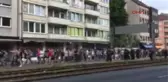 Alman Polisinin Afgan Öğrenciye Muamelesini Siyasiler Protesto Etti