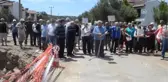 Yazlıkçılar Yol Kapattı