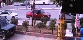 Izmir'de Kamyonet Yayalara Çarptı: 2 Yaralı