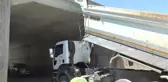 Damperi Açılan Kamyon, Üst Geçide Çarptı
