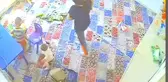 1 Yaşındaki Çocuğu Uyumak İstemediği İçin Yere Yatırıp Tekmeleyen Cani Bakıcı Kamerada!