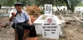 Kimse Defnetmez Diye Ölmeden Önce Mezar Taşını Diktirdi