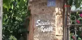Antalya Müzenin Izniyle 2 Bin Yıllık Roma Sütununu Evinin Önüne Taşıdı