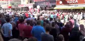 Binlerce Kişi Mağazaya Koşunca Yol Trafiğe Kapandı