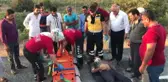 Otomobil Traktöre Çarptı: 4 Yaralı