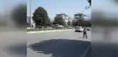 Yolun Ortasındaki Türk Bayrağı'nı Görünce Trafiği Dinlemedi