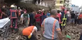 Ermeni Mezarlığı'nın Duvarı Çöktü: 2 Kişi Göçük Altında Kaldı