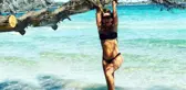 Dizi Setinde Silikonları Patlayan Ece Uslu, Bikinili Fotoğraflarını Paylaştı