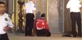 Ayosafya'ya Gelen İki Kişi Aniden Namaza Durdu