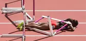 100 Metre Engellide Kadın Atlet, Engele Takılarak Yere Düştü