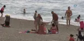 Antalya'da Tatilcilere Yağmur Sürprizi