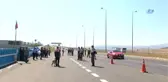 Vali Kamçı Uygulama Noktasındaki Polis ve Jandarmayı Ziyaret Etti, Trafik Denetimi Yaptı