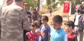 Orgeneral Akar, Suriye Sınırında Oynayan Çocuklara Bayram Hediyesi Verdi