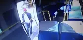 15 Saniyede Minibüsteki Paraları Çalıp Kaçan Hırsız Kameralara Yakalandı
