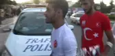 Suriyeli Gençler Gül Dağıttı