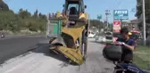 Bartın'da Kamyon Kasasındaki İş Makinesi Üst Geçide Çarptı