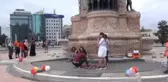 Taksim Meydanı'ndaki Evlilik Teklifi Renkli Görüntüler Oluşturdu