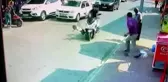 Yola Aniden Fırlayan 3 Yaşındaki Çocuğa Motosiklet Böyle Çarptı