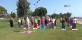 Antalya Kadınlar Şalvar ve Yemeniyle Sahilde Yoga Yapıyor