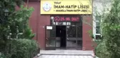 Ağaç ve Aydınlatma Direğinden Şiir Okuyorlar
