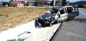 Otomobiliyle Refüjdeki Levhaya Çarpan Polis Memuru Yaralandı