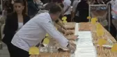 8 Dakikada 10 Metre Börek Yedi