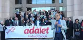 Temizlik Çalışması Adalet Nöbetine Denk Gelince, Avukatlar Tepki İçin Paspas Yaptı