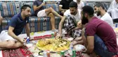 Yılda 43 Milyon TL Kazanan Efsane Futbolcu, Plastik Kaşıkla Yer Sofrasına Oturdu