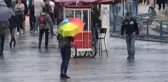 Taksim'de Yağmur Etkisini Göstermeye Başladı