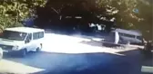 Freni Boşalan Otomobil Yayaya Böyle Çarptı