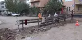 Belediyeye Kızdı, Sokak Olarak Kullanılan Arsasını Trafiğe Kapattı
