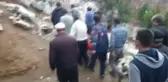 Keçi Otlatırken Kayalıklardan Düşen Yaşlı Adam, 2 Kilometre Boyunca Sedye ile Taşındı