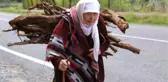 Yürek Burkan Görüntü! 8 Çocuk Annesi Fatma Nine, Selin Sürüklediği Odunları Sırtında Taşıdı
