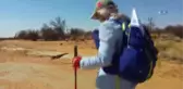 Takım Elbiseli Koşucu Kalahari Çöl Maratonunu Tamamladı