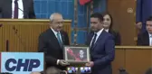 Kılıçdaroğlu, Eski Yarbay Mehmet Alkan'a CHP Rozeti Taktı