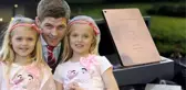 Efsane Futbolcu Gerrard, Kızına Altın Kaplama Ipad Alınca Tepkilerin Hedefi Oldu