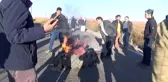 3 Kişinin Öldüğü Yolu Trafiğe Kapatıp Lastik Yaktılar