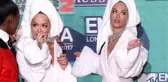Ünlü Şarkıcı Rita Ora, Ödül Törenine Bornoz Giyip Geldi