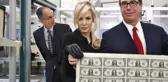 ABD Hazine Bakanı Steven Mnuchin ve Eşinin Darphane Pozu Sosyal Meydada Tepki Çekti