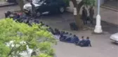 Zimbabve'de Darbenin Ardından Ses Getiren Kare! Yere Oturtulan Polislerin Başında Askerler Var