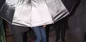 Mekandan Çıkışını Şova Dönüştüren Hande Erçel, Görevlilere Şemsiye Açtırdı