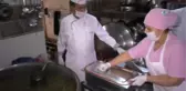 Öğrenciler, Öğretmen Evinde Pişen Yemekleri Yiyor