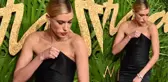 Hailey Baldwin, Hem Alttan Hem Üstten Dekolteli Kıyafetini Çekiştire Çekiştire Bir Hal Oldu